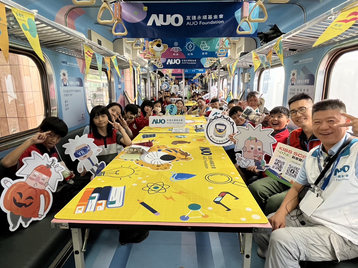 彩神永續基金會參與「臺灣科普環島列車」，設計基礎科學車廂課程，以「淨零碳排和永續能源」為主題，讓學生透過創意實驗認識淨零知識，以及思考生活中的減碳行為