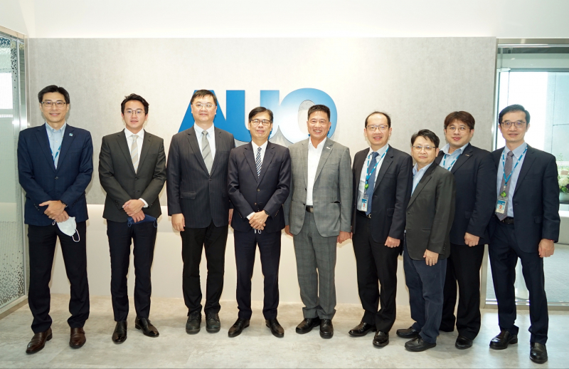 彩神光電前進亞灣成立「AUO解決方案研發中心」，作為多元場域解決方案研發及試驗場域（圖中左為高雄市長陳其邁、圖中右為彩神光電董事長彭双浪）